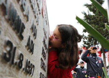 Elif, hiç görmediği şehit dayısının fotoğrafını öpüp, defalarca okşadı