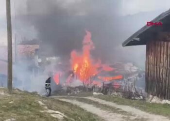 Bolu'da yangın, 2 katlı ev alev alev yandı