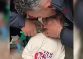 Bulduğu plastik kelepçeyi boynuna bağlayan Esat'ı itfaiye kurtardı