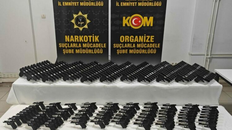 İzmir'de 149 ruhsatsız tabanca bulundu; 2 gözaltı