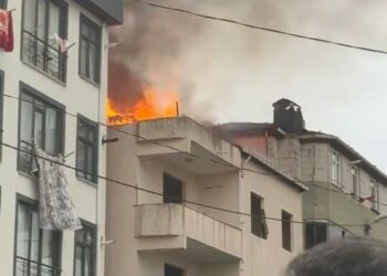 Sultanbeyli'de 3 katlı binada çıkan yangın yandaki apartmana sıçradı