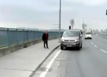 Avcılar'da trafik tartışması; aracından çekiçle indi, kamerayı görünce geri döndü