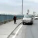 Avcılar'da trafik tartışması; aracından çekiçle indi, kamerayı görünce geri döndü
