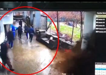 Sağanak sonrası muhtarlık ofisini su bastı; kaçış anı kamerada