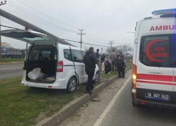 Hafif ticari araç refüjdeki aydınlatma direğine çarptı; 2 yaralı