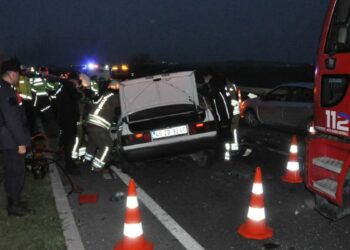 Otomobil karşı şeride geçti: 2 ölü, 5 yaralı