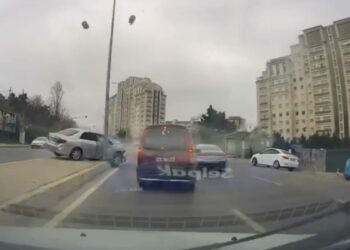 Ataşehir'de otomobilin çarptığı aydınlatma direği yola devrildi; kaza kamerada