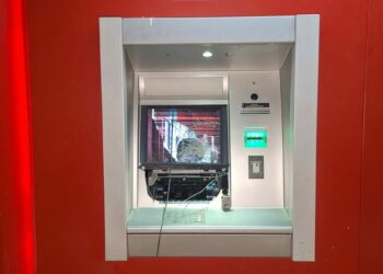 Adana'da ATM'ye zarar veren şüpheli yakalandı; olay anı kamerada