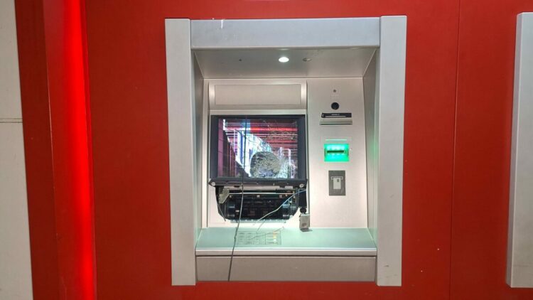 Adana'da ATM'ye zarar veren şüpheli yakalandı; olay anı kamerada