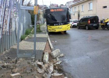 Beykoz'da İETT otobüsü aydınlatma direğine çarptı; 4 yaralı