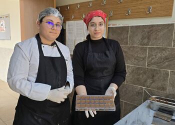 Lise öğrencileri hem meslek öğreniyor hem para kazanıyor