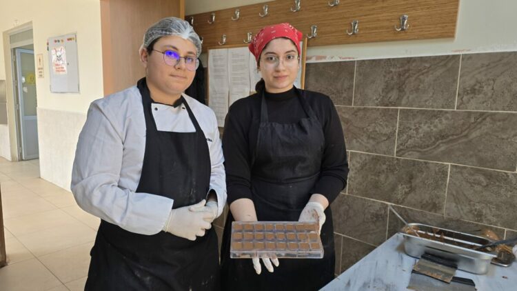 Lise öğrencileri hem meslek öğreniyor hem para kazanıyor