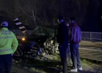 Cip, köprü korkuluklarına çarptı; 2 yaralı