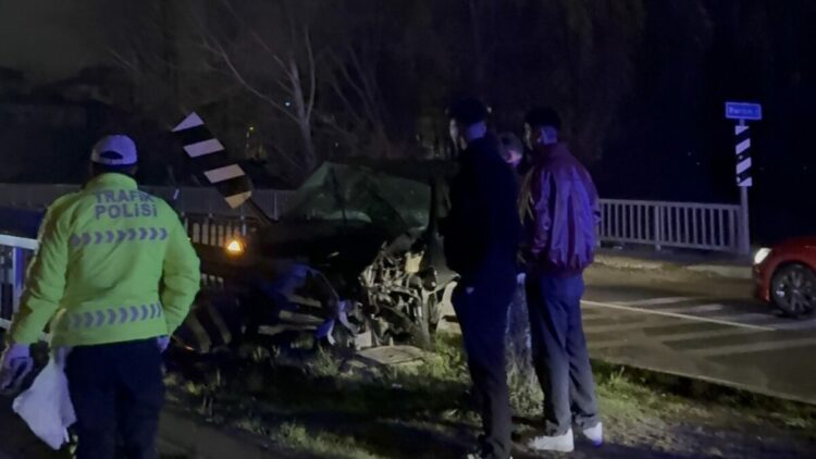 Cip, köprü korkuluklarına çarptı; 2 yaralı