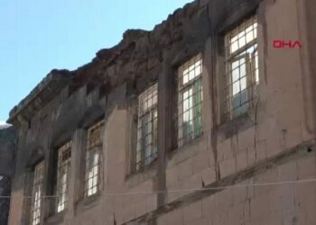 Bitlis’te tarihi evler yağışın da etkisiyle yıkılmaya başladı