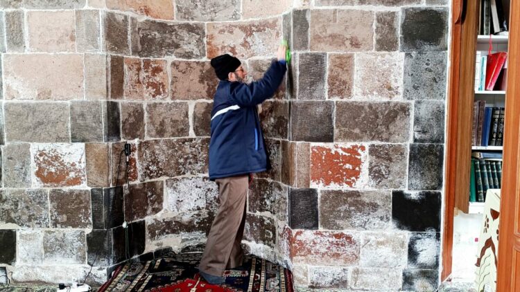 678 yıllık caminin gönüllü olarak temizliğini yapıyor