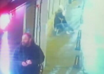 Beyoğlu'nda uyuyan kişinin cep telefonunu çalan şüpheli suçüstü yakalandı