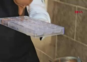 Lise öğrencileri hem meslek öğreniyor hem para kazanıyoror