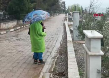 Depremzedeler arife gününde yakınlarının mezarlarını ziyaret etti