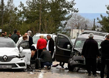 Hafif ticari araçla otomobil çarpıştı: 1 ölü, 3 yaralı