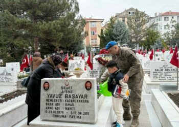 Ankara'da şehitliklerde arife yoğunluğu