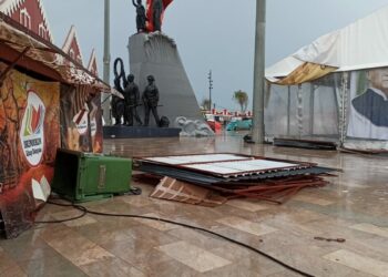 Hatay'da kuvvetli rüzgar; çatılar uçtu, stantlar yıkıldı