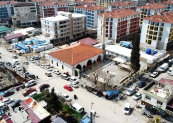 Depremde hasar gören tarihi camide 3 yıl sonra ilk namaz