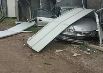 Çarpışan 2 otomobilden biri bariyere, diğeri prefabrik yapıya çarptı