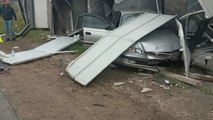 Çarpışan 2 otomobilden biri bariyere, diğeri prefabrik yapıya çarptı