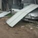 Çarpışan 2 otomobilden biri bariyere, diğeri prefabrik yapıya çarptı