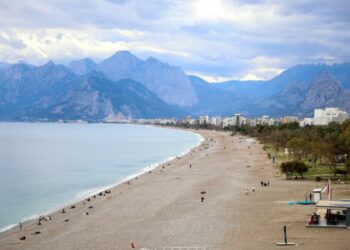 Antalya'da bayram öncesi sahil keyfi