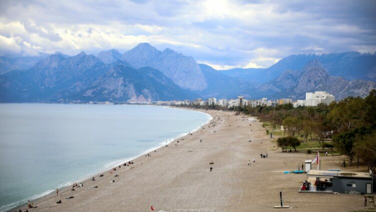 Antalya'da bayram öncesi sahil keyfi