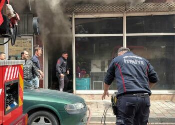 Şarjdaki batarya patladı, iş yerinde yangın çıktı
