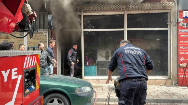 Şarjdaki batarya patladı, iş yerinde yangın çıktı