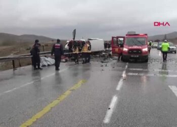 Otomobil, hafif ticari araca çarptı; baba ve oğlu öldü, 4 yaralı