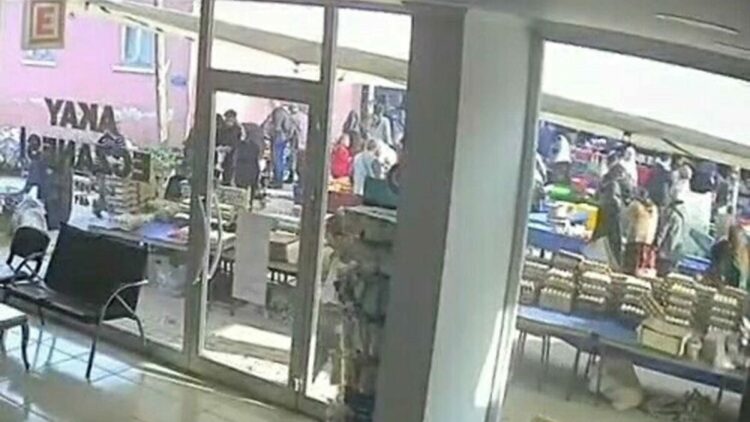 Bayram alışverişindeki kadının altın ve paralarını çalan çifte tutuklama