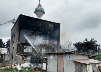 Büyükçekmece'de 3 katlı binada yangın; mahsur kalanlar kurtarıldı-1