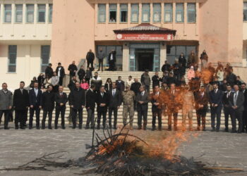 Bitlis’te nevruz programında protokol üyeleri demir dövdü, ateşten atladı