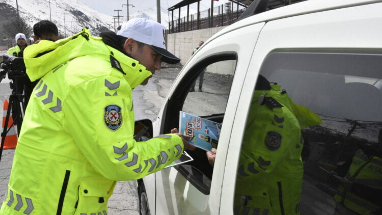 Bitlis’te trafik ekipleri, bayram öncesi denetimlerini artırdı