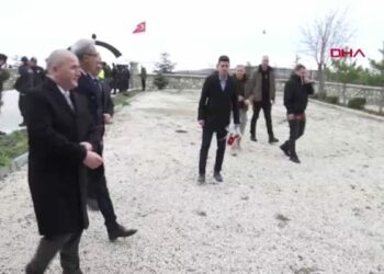 Elazığ Valisi Hatipoğlu, arifede şehitlikleri ziyaret etti