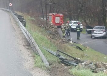 Bariyerleri aşan otomobil alt yola düştü; 1’i bebek 4 yaralı