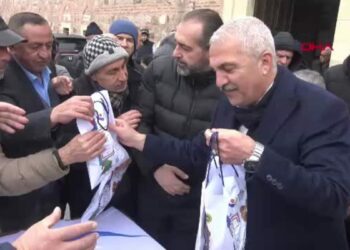 Kocaeli'de, arife gününe özel pişirilen bayram çöreği ikram edildi