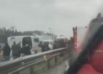 Büyükçekmece D-100 Karayolu'nda midibüs devrildi; kaza kamerada -1