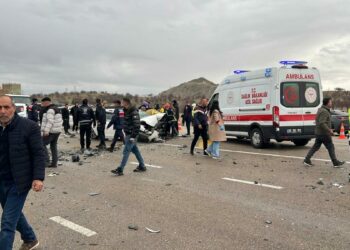 Nevşehir'de 3 aracın karıştığı kazada baba-oğul öldü; 7 yaralı