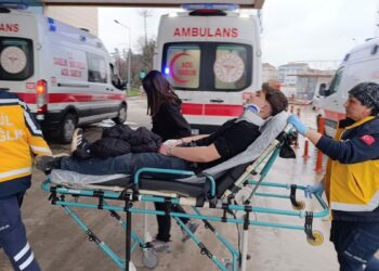 Kontrolden çıkan otomobil, istinat duvarına çarptı: 4 yaralı