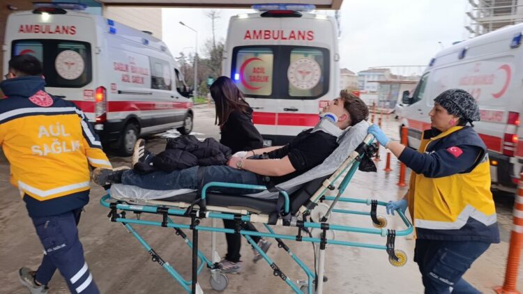 Kontrolden çıkan otomobil, istinat duvarına çarptı: 4 yaralı