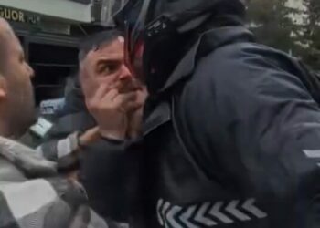 Kadıköy'de motosiklet sürücüsü ile yayaların kavgası kamerada