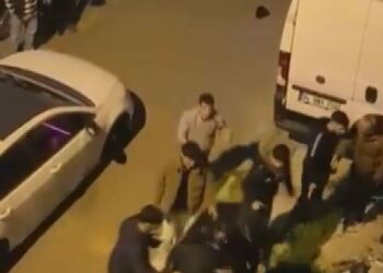Bağcılar'da bir kişiye saldıran grup, polisi görünce kaçtı