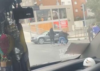 Başakşehir'de iki sürücünün 'yol verme' kavgası kamerada
