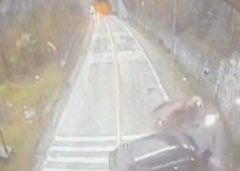 İki otomobilin çarpıştığı kaza kamerada; 1 ölü, 5 yaralı